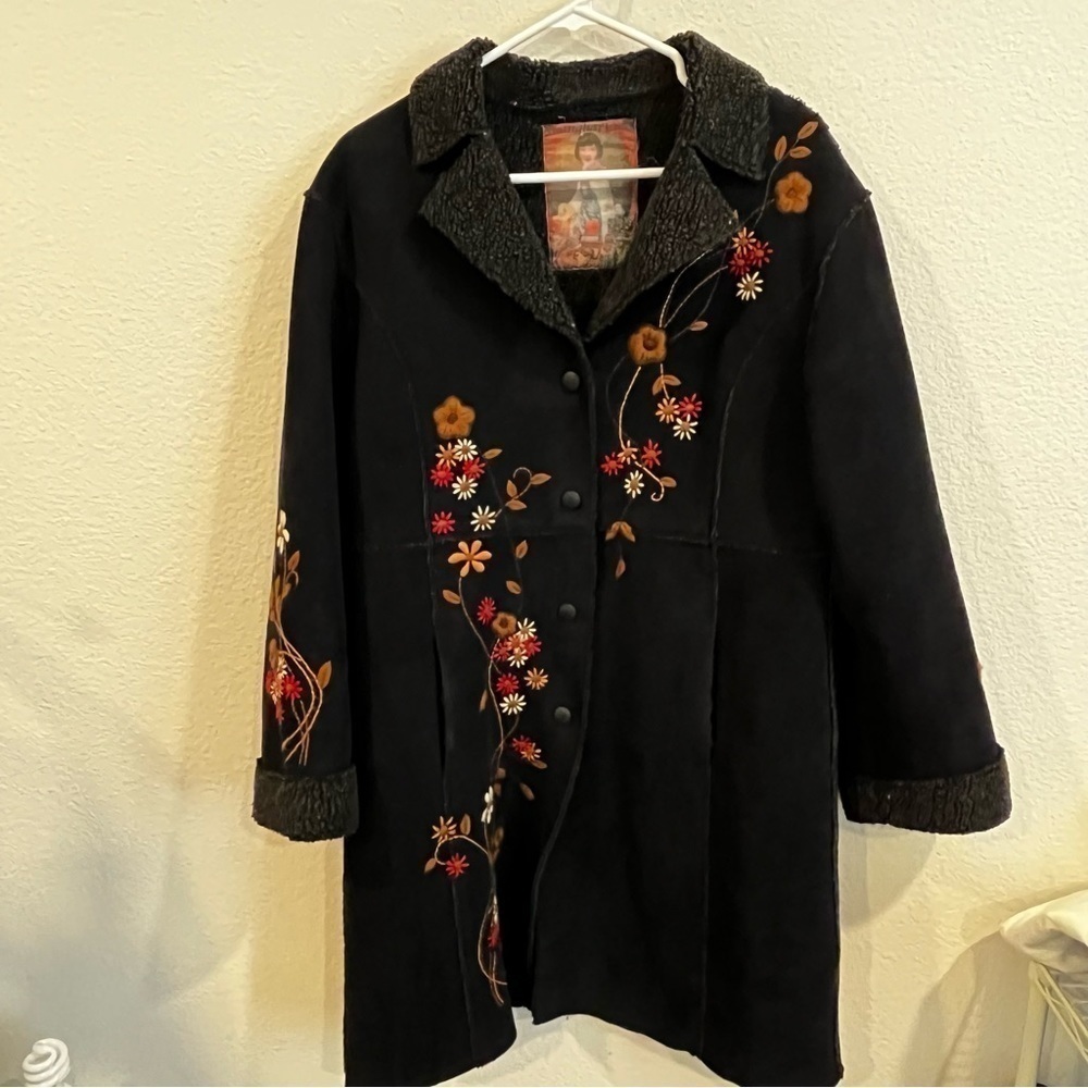 Women’s black fleece interior embroidered artistic jacket snap front size medium